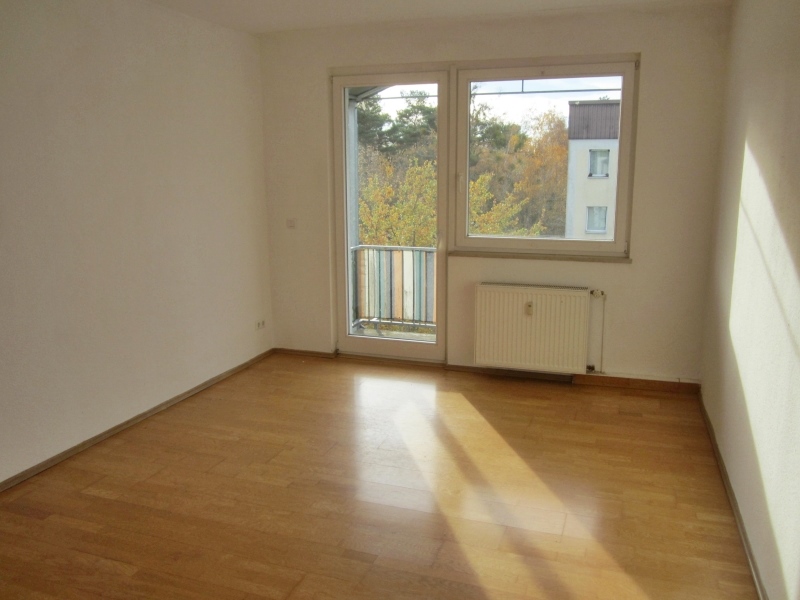 Wohnzimmer mit Parkett – ASKANIA Immobilien GmbH