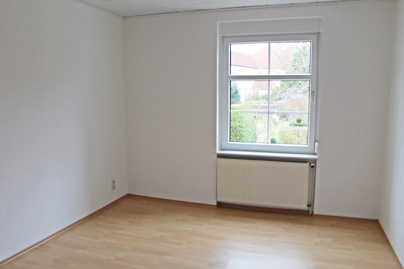WO_Schlafzimmer mit Laminat (1) – ASKANIA Immobilien GmbH